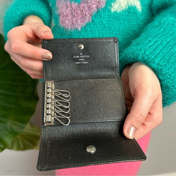 Louis Vuitton Black Taiga Leather 6 Key Holder - Picture 2 of 9